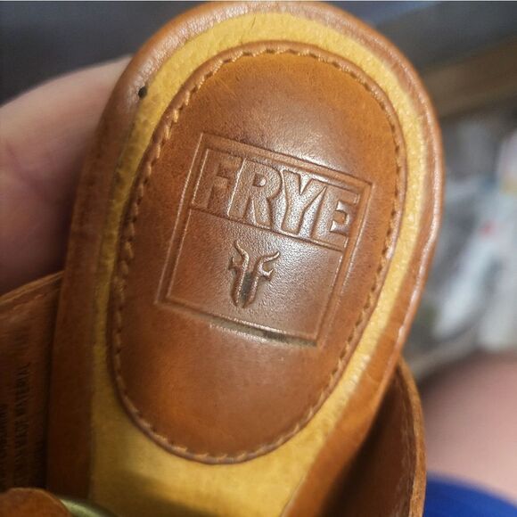 Frye by Anthropologie Mandy T-Strap Leather Sandals in Cognac Brown, Size 6 - Picture 10 of 13